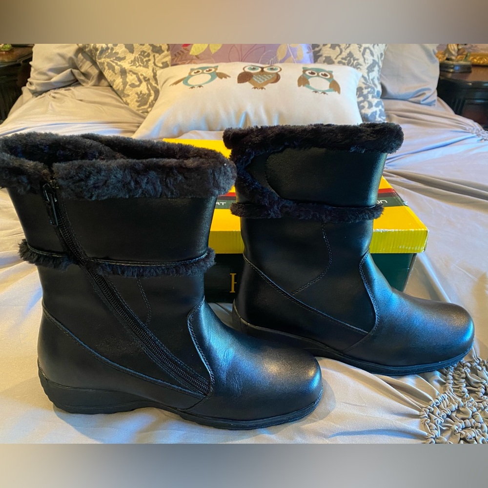 New in box. Black comfort hoopoe women’s boots Size 10.5